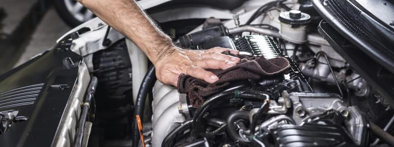 comment laver le moteur d'une voiture