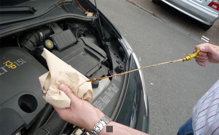 Comment Savoir Si Votre Voiture a Besoin d'Amour : Le Mystère du Niveau d'Huile Révélé !