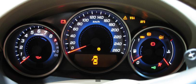 Décryptage du Voyant Moteur Orange : Comprendre les Signaux de Votre Voiture