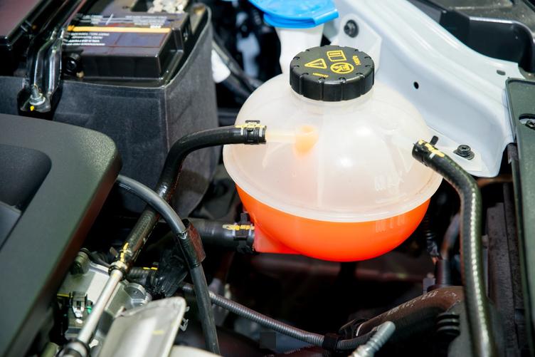 Pourquoi le liquide de refroidissement de ta voiture disparaît-il ? Découvre les coupables ! 🚗💦