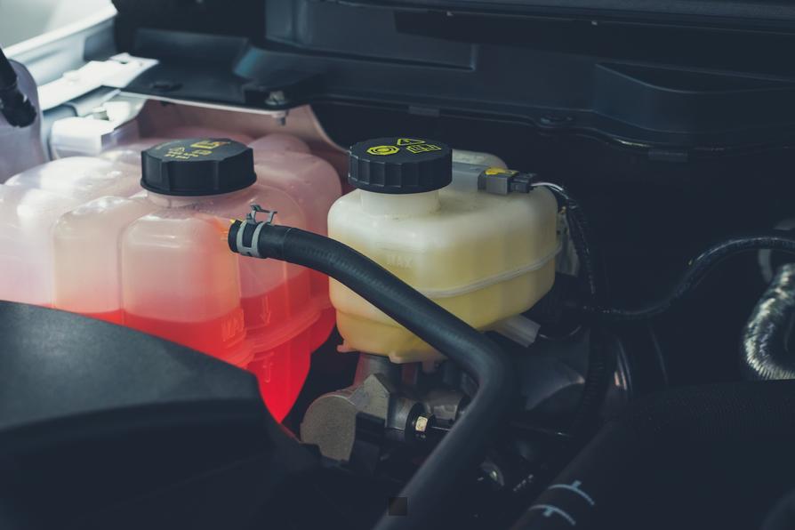 Pourquoi le liquide de refroidissement de ta voiture disparaît-il ? Découvre les coupables ! 🚗💦