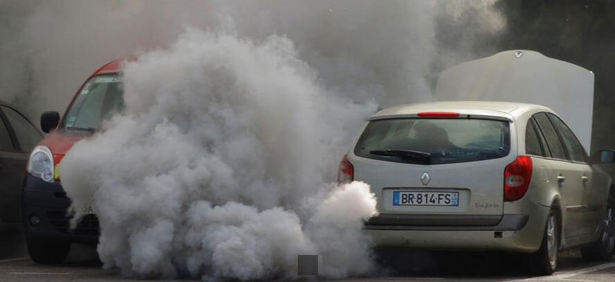 Pourquoi le Voyant Pollution de Votre Voiture Refuse de S'éteindre ? Découvrez les Raisons et Solutions !