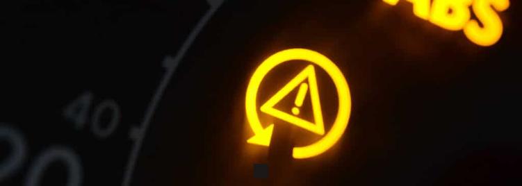 Pourquoi le voyant triangle orange s'allume-t-il sur votre tableau de bord ? Découvrez les mystères de ce signal lumineux automobile !