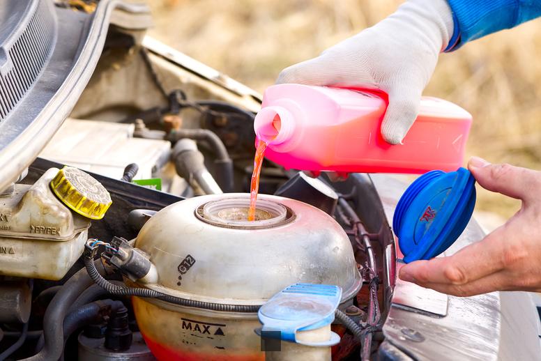 Quand vérifier le niveau de liquide de refroidissement de votre voiture : guide pratique pour garder votre moteur au frais !