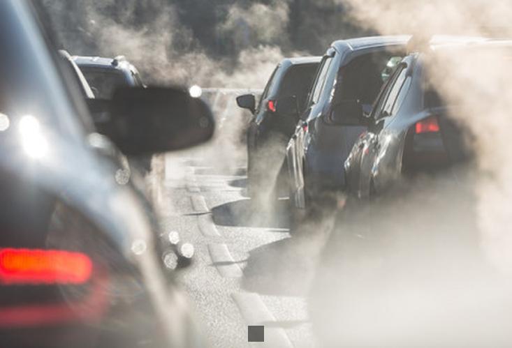 Voyant antipollution allumé : Faut-il rouler ainsi ? Décryptage complet pour les conducteurs écolos !