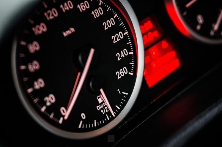 Voyant antipollution allumé : Faut-il rouler ainsi ? Décryptage complet pour les conducteurs écolos !